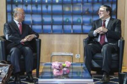 El presidente de la Comisión Europea, José Manuel Durao Barroso (dcha), se reúne con el director general del Organismo Internacional de la Energía Atómica, Yukiya Amano, antes de la reunión mantenida en la sede de la Comisión en Bruselas (Bélgica) hoy.