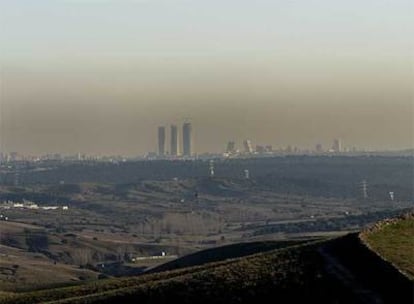 Intensa capa de polución sobre el cielo de Madrid a las 17.35 del día 29 desde la carretera de Colmenar.