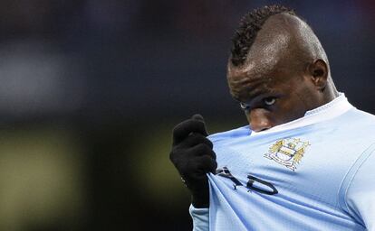 Mario Balotelli se lamenta.