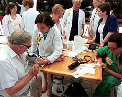 Médicos toman la tensión a los viandantes para reclamar el hospital militar.