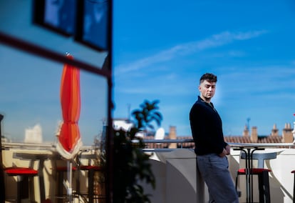 Juanjo Bona durante la entrevista en el hotel UMusic de Madrid, el 26 de febrero de 2025. 