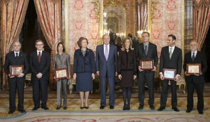 Los galardonados, con el Rey, la ministra Garmendia y el secretario de Estado de Investigación, Felipe Pétriz.