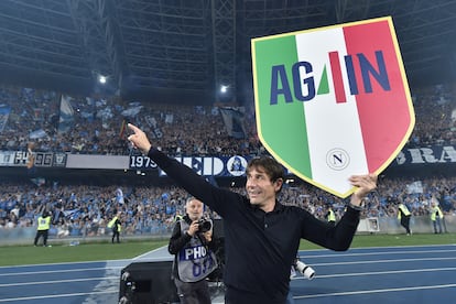 Conte celebra la Liga conquistada por el Nápoles.