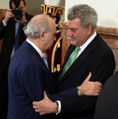 El presidente del Congreso, Jesús Posada (a la izquierda), saluda al ministro del Interior, Jorge Fernández Díaz.