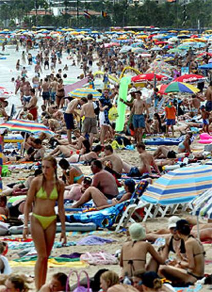 La playa de Salou, una de las que ayer se abarrotó de bañistas.