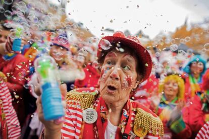 Una mujer celebra el inicio de la época de carnaval en Colonia (Alemania), el 11 de noviembre de 2018.
