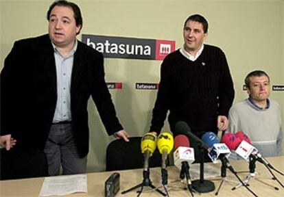 El líder de Batasuna, Arnaldo Otegi, entre Pernando Barrena (izquierda) y Antton Morcillo, ayer en San Sebastián.