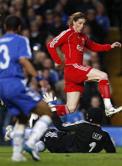 Fernando Torres salta sobre Cech.