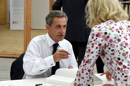 Nicolas Sarkozy en una firma de libros de su volumen 'Passions' el 29 de agosto en París.