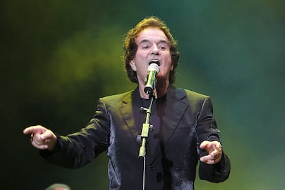 Manuel de la Calva, miembro del Dúo Dinámico, durante un concierto en 2011.