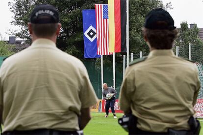 Dos agentes de seguridad vigilan el entrenamiento de Estados Unidos ayer en Norderstedt.