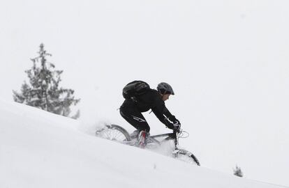 Un ciclista recorre un camí de Medvode (Alemanya), on han caigut uns 50 centímetres de neu.
