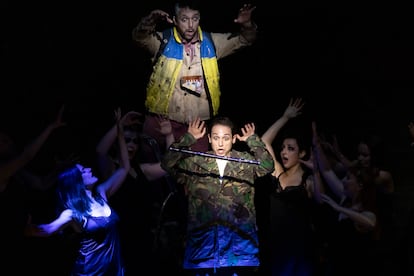 El tenor Giovanni Sala (en el centro) y el barítono Gyula Orendt (arriba) durante el primer acto de ‘La flauta mágica’, el pasado 6 de junio, en el Palau de Les Arts -