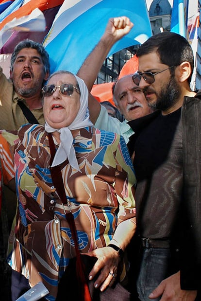 Sergio Schoklender (at right) with Hebe de Bonafini en 2004.