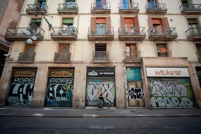 Comercios cerrados en la calle de Ferran, en Barcelona.