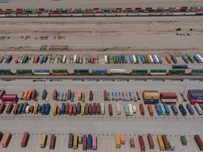 Contenedores de transporte en la terminal intermodal de Union Pacific, en Santa Teresa, Nuevo México, EE UU.