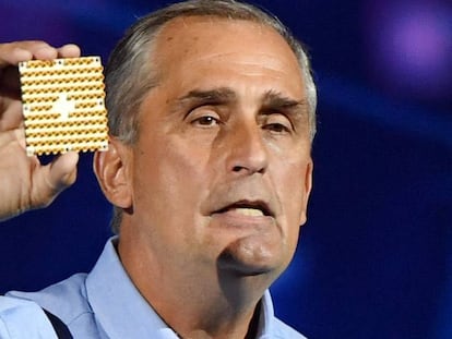 El CEO de Intel Brian Krzanich muestra el chip de 49 qubits.