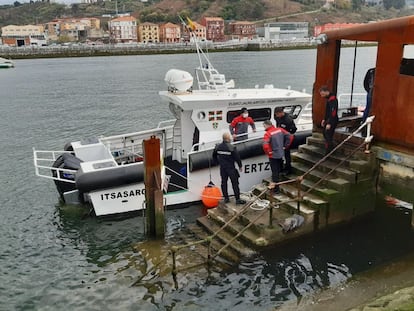 Una embarcación de la Ertzaintza participa este lunes en las labores de rastreo en la ría de Bilbao.