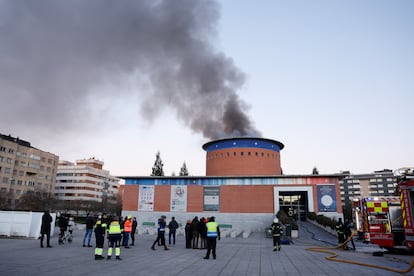 El Planetario de Pamplona durante el incendio la ma?ana de etse martes.