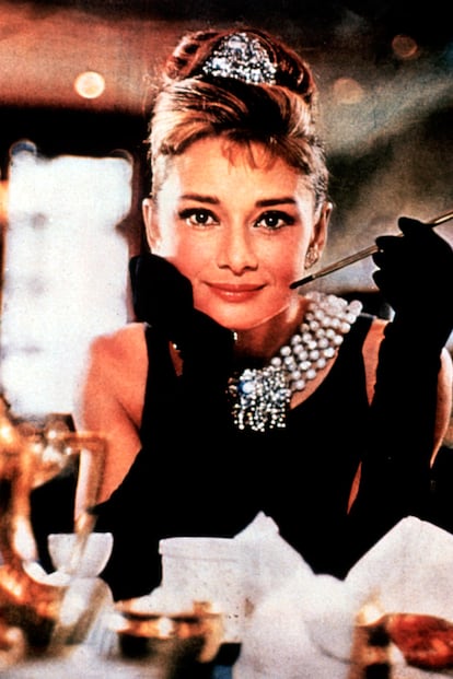 Un maquillaje muy discreto para que Audrey Hepburn luciese el collar de diamantes más famoso del cine.