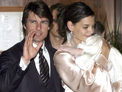 Tom Cruise, Katie Holmes y su hija Suri, a su llegada al restaurante romano en el que cenaron con sus amigos.