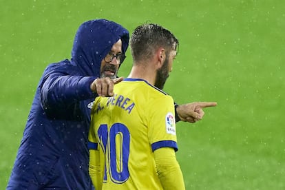 El míster del Cádiz CF, Álvaro Cervera, da instrucciones a un jugador en un partido de esta temporada.