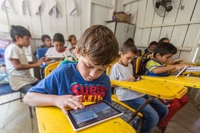 Los digitalización está reconfigurando las aulas de todo el planeta, como esta de Manaos (Brasil). El Observatorio ProFuturo impulsa las posibilidades que suponen estos avances para la educación.