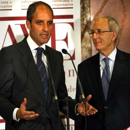 Francisco Camps, ayer, con el presidente de AVE, Francisco Pons.