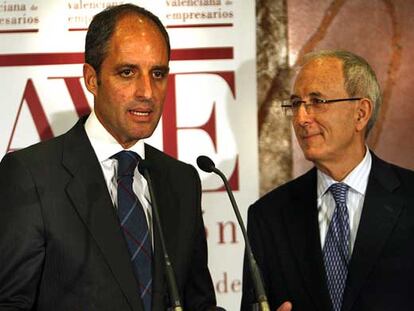 Francisco Camps, ayer, con el presidente de AVE, Francisco Pons.