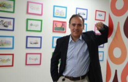 El director de Google España en las oficinas de la compañía, con diferentes doodle de fondo.