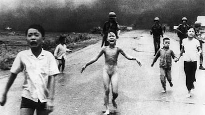 La fotografía tomada el 8 de junio de 1972 en la que Kim Phuc, de nueve años, corre cerca de Trang Bang (Vietnam) tras un bombardeo con napalm.