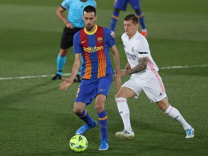 Busquets y Kroos, en el clásico de la temporada pasada en Valdebebas.