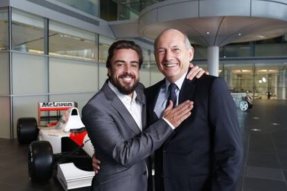 Alonso i Dennis el 2014, quan l'espanyol va ser presentat amb McLaren.