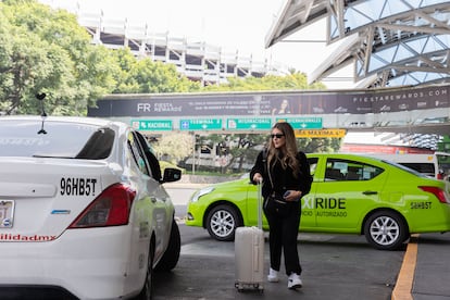 Una pasajera busca taxi saliendo del Aeropuerto de Ciudad de México