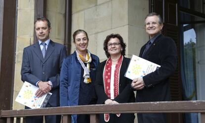 De izquierda a derecha, Roberto Iñiguez de Onsoño, director de Irizar, Cristina Uriarte, consejera del Gobierno vasco, Ana Arrieta, rectora del campus de Gipuzkoa y José Luis de la Cuesta, director de los Cursos de Verano.