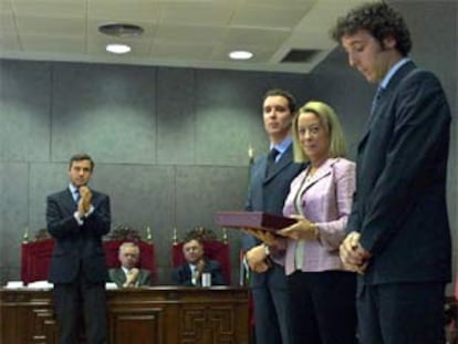 La viuda del juez Lidón, Marisa Galarraga, con sus dos hijos, tras recibir una distinción en junio pasado.