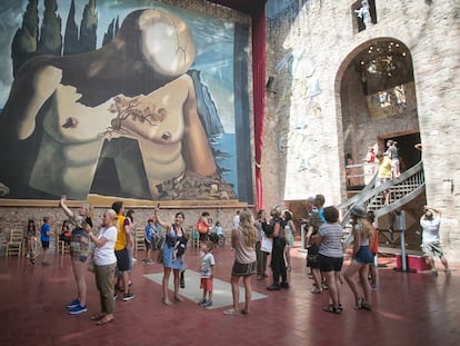 La tomba de Salvador Dalí, hores abans de l'exhumació del cadàver.