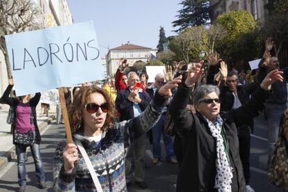 Manifestantes en Santiago el pasado 30 de marzo, en protesta por el bloqueo de sus ahorros.