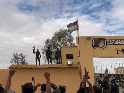 Simpatizantes del Frente Polisario responden a una arenga en uno de los campos de refugiados saharauis en Rabuni, Argelia, el viernes 13 de noviembre.