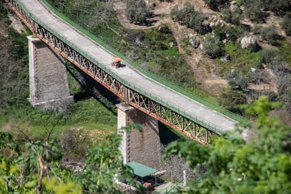 Uno de los puentes de la vía verde del Aceite a la altura de la localidad de Zuheros.