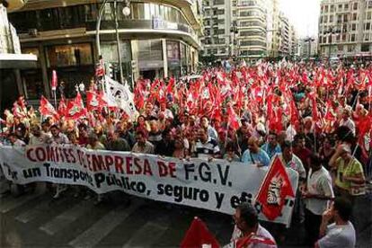 La manifestación contra el accidente del metro, ayer, en la plaza de San Agustín.