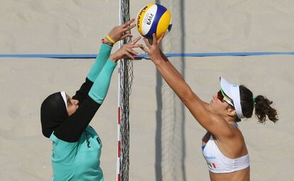 Partido de vóley-playa entre Egipto e Italia en las eliminatorias de los Juegos de Río 2016.