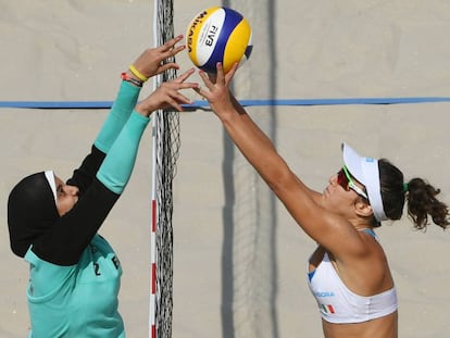 Partido de vóley-playa entre Egipto e Italia en las eliminatorias de los Juegos de Río 2016.