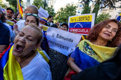 Unas mujeres se manifiestan en apoyo a Edmundo González ante el Congreso de los Diputados, este martes.