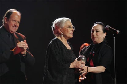 Lola Herrera recibe el Max a la mejor actriz de manos de Cristina Hoyos y Josep Maria Pou.