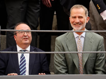 Miguel Iceta, junto a Felipe VI, el pasado domingo, en una barrera de la plaza de Las Ventas.