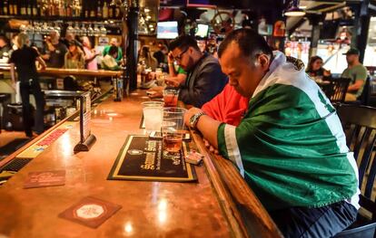 Un mexicano se toma una cerveza en un bar de California.