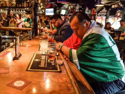 Un mexicano se toma una cerveza en un bar de California. 