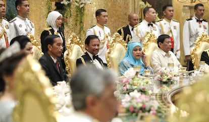 El sultán de Brunei, Hassanal Bolkiah, y la reina, junto al presidente filipino, Rodrigo Duterte (a la derecha), y su homólogo indonesio, Joko Widodo (a la izquierda), durante el banquete real.