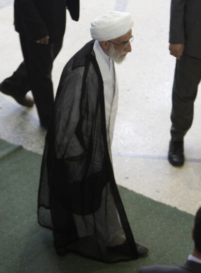 El jefe del Consejo de Guardianes, Ahmad Jannati, se dirige hacia el lugar donde se celebran las oraciones, hoy viernes, día sagrado de los musulmanes